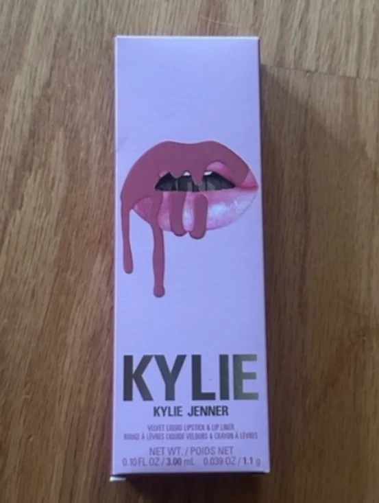 Kylie Jenner Lip Kit - Picture 3 of 4
